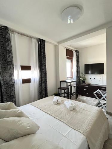 - une chambre avec un lit et 2 serviettes dans l'établissement Bed and Breakfast Onde Beach, à Su Forti