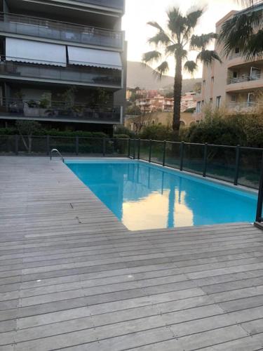 une grande piscine bleue dans un immeuble dans l'établissement Quiet flat near Monaco, à Roquebrune-Cap-Martin