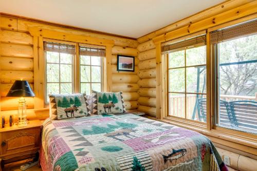 ein Schlafzimmer mit einem Bett in einem Blockhaus in der Unterkunft Lacys Log Cabin Alto Home with Mountain Views! in Alto