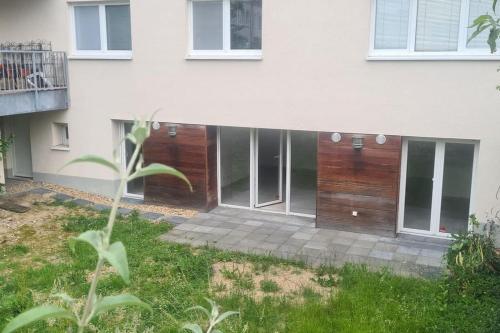 una casa con porte in vetro sul lato di Beauty Apartment near Messe City and Airport with Garden a Colonia