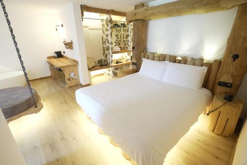 Ένα ή περισσότερα κρεβάτια σε δωμάτιο στο Hotel Chalet Al Foss - Adults Only