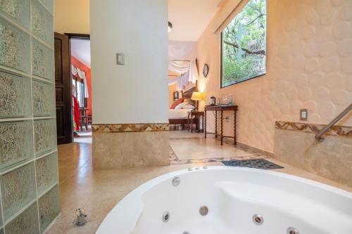 eine Badewanne in einem Zimmer mit einem Wohnzimmer in der Unterkunft Quinta Las Acacias Hotel Boutique in Guanajuato