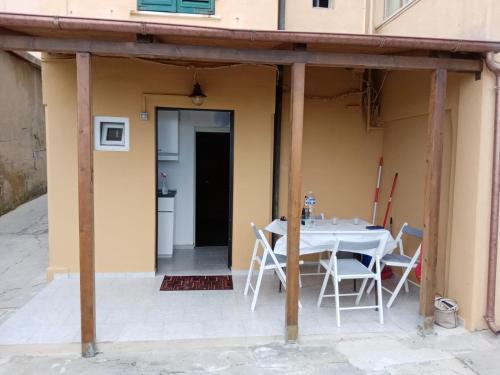 una mesa y sillas sentadas fuera de una casa en Palombeach en Ancona