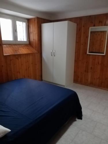 1 dormitorio con 1 cama azul y armario en Palombeach en Ancona