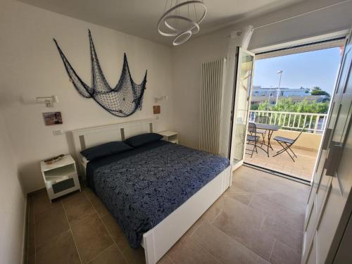 - une chambre avec un lit et un balcon dans l'établissement Rifugio di Mare - Appartamento Vasto Marina, à Vasto