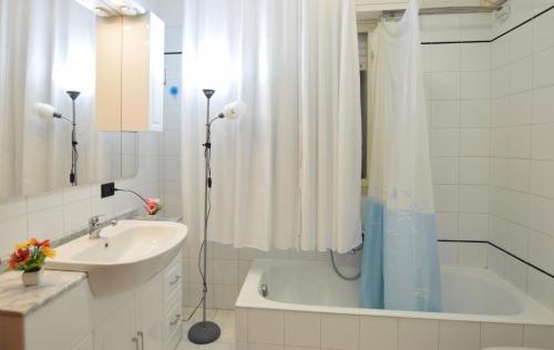 uma casa de banho com uma banheira, um lavatório e um chuveiro em Casa del sole e del mare em Marina di Ragusa
