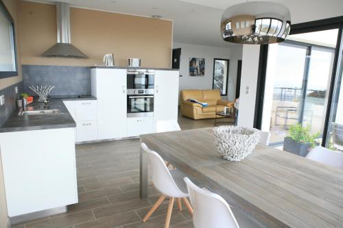 une cuisine et une salle à manger avec une table et des chaises en bois dans l'établissement Villa Petrera, à Valle-di-Campoloro