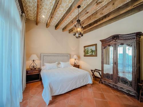 Postel nebo postele na pokoji v ubytování Hacienda Los Arcangeles