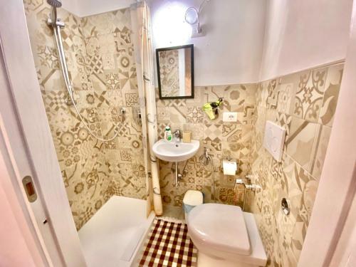 La salle de bains est pourvue de toilettes et d'un lavabo. dans l'établissement Maison Sarraj Affittacamere, à Parme