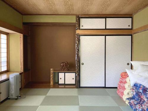 鳴澤市的住宿－Lake Shoji Hutte - Vacation STAY 92452v，一间卧室配有一张床和镜子
