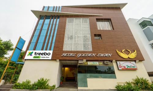 un edificio con un cartel en la parte delantera en Treebo Trend Golden Swan Tambaram en Tambaram