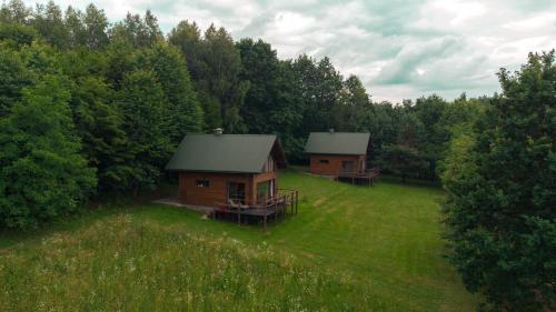 una vista aérea de una cabina en medio de un campo en Na Pańskiej Górze en Brzozów