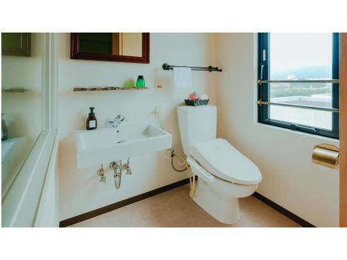 VAN CORTLANDT HOTEL - Vacation STAY 17475v في Aira: حمام به مرحاض أبيض ومغسلة