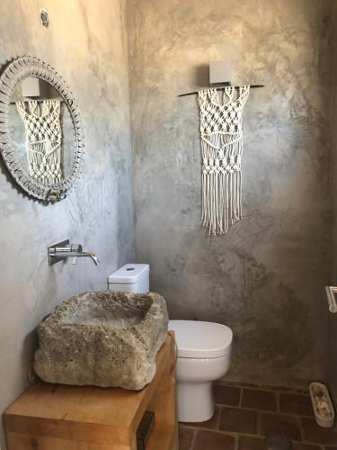 łazienka z toaletą i lustrem w obiekcie Amélia's House (Casa das Amélias) w mieście Grândola