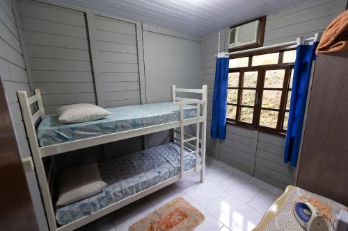 Ένα ή περισσότερα κρεβάτια σε δωμάτιο στο Sossego à 10 minutos do centro de Guaramirim