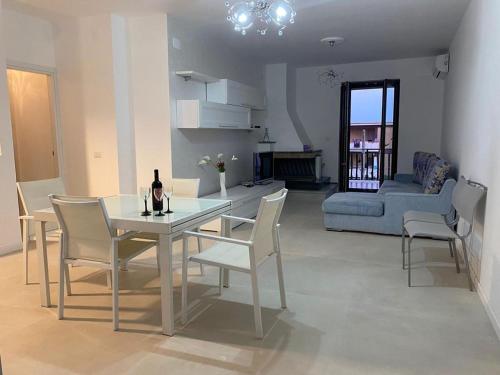 ein Esszimmer und ein Wohnzimmer mit einem Tisch und Stühlen in der Unterkunft Nunzia’s house! in Castel Volturno