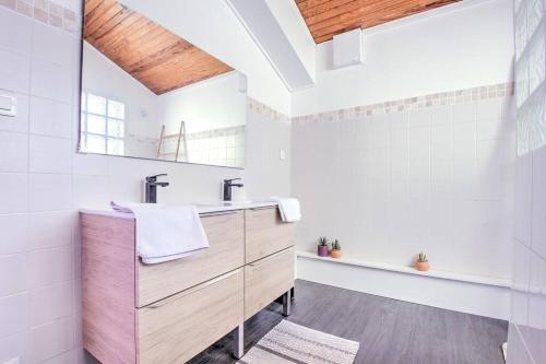 une salle de bain avec un lavabo et un miroir dans l'établissement Secret Garden, à Périgueux