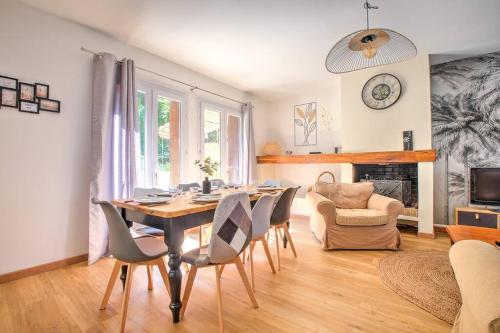 un salon avec une table et des chaises de salle à manger dans l'établissement Secret Garden, à Périgueux