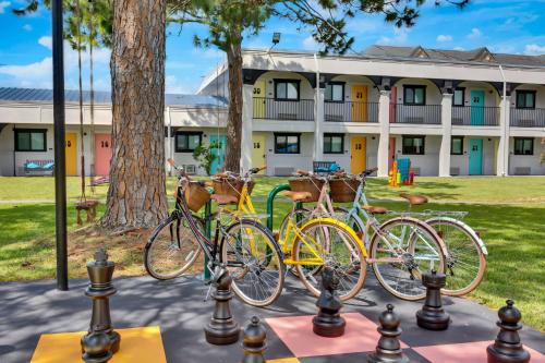 um grupo de bicicletas estacionadas em frente a um edifício em Hotel McCoy - Art, Libations, Pool Society em College Station