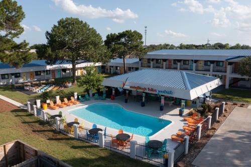 uma vista aérea de uma piscina num hotel em Hotel McCoy - Art, Libations, Pool Society em College Station