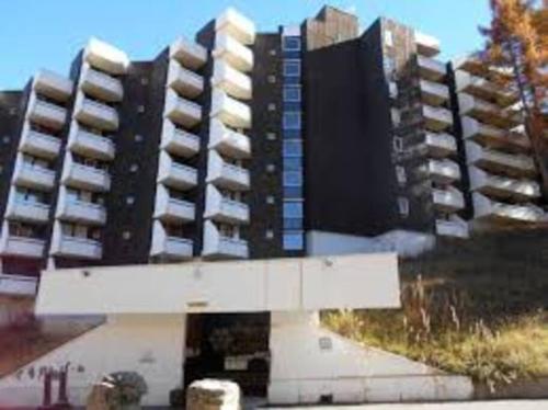 a large black and white apartment building at Charmant T1bis pied des pistes à Vars les Claux Résidence les Fibieres in Vars