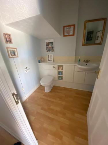 a bathroom with a toilet and a sink at Two double bedrooms in Paddock Wood in Paddock Wood