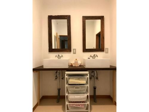 łazienka z 2 umywalkami i 2 lustrami w obiekcie Masaya Villa - Vacation STAY 23218v w mieście Ito