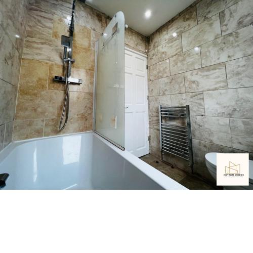 uma casa de banho com uma banheira, um chuveiro e um lavatório. em Monthly Offers, 7 Guests, Business, WIFI em Wyken
