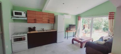 Η κουζίνα ή μικρή κουζίνα στο Location à la semaine