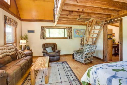 Χώρος καθιστικού στο Cozy Georgia Abode with Deck, Fire Pit and Lake Access