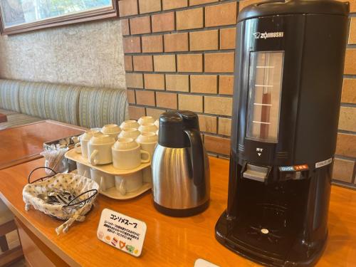 una cafetera sentada en un mostrador junto a las tazas en Hotel Axia Inn Kushiro - Vacation STAY 67246v, en Irifunechō