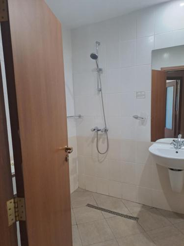 uma casa de banho com um chuveiro e um lavatório. em Apartment 322, Villa Park em Borovets