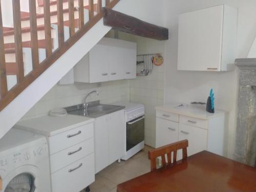 Canino的住宿－Appartamento Indipendente，厨房配有水槽和洗衣机