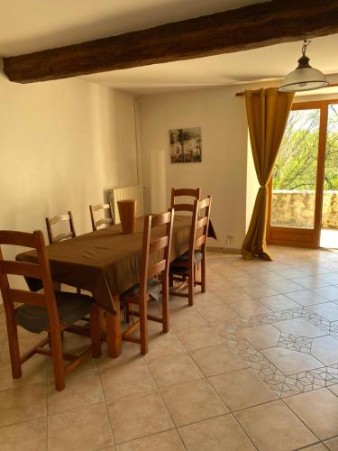 une salle à manger avec une table et des chaises dans l'établissement Chez Sophie - Gîte et Gîte équestre, à Clermont-Dessous