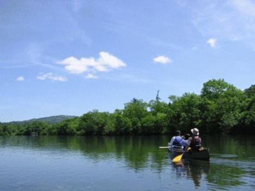 a group of people in a canoe on a lake at Hotel Axia Inn Kushiro - Vacation STAY 67217v in Irifunechō