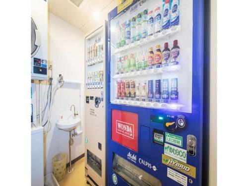 uma máquina de venda automática num quarto de hospital com bebidas em Hotel Axia Inn Kushiro - Vacation STAY 67217v em Irifunechō