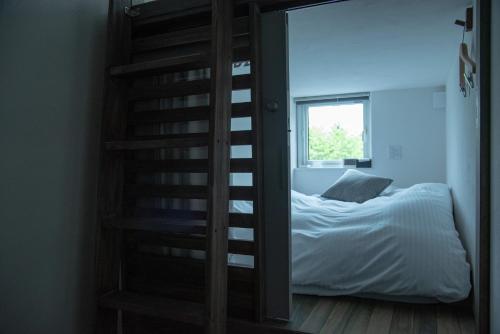 Schlafzimmer mit einem Bett, einem Fenster und einem Spiegel in der Unterkunft HOTEL BOTH - Vacation STAY 90911v in Shari