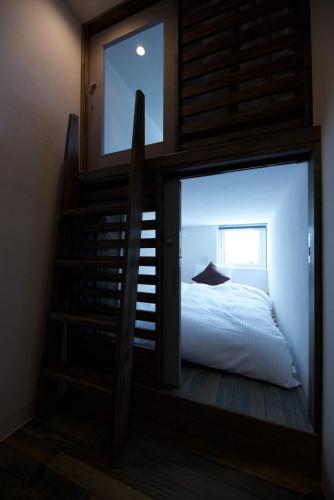 1 dormitorio con 1 cama y escalera con espejo en HOTEL BOTH - Vacation STAY 90911v, en Shari