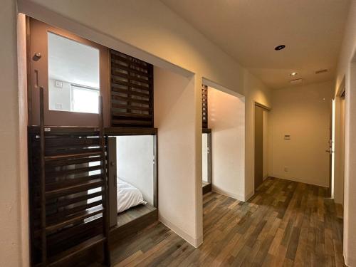 ein leeres Zimmer mit einem Zimmer mit einem Bett und einem Zimmer mit einem Flur in der Unterkunft HOTEL BOTH - Vacation STAY 90911v in Shari