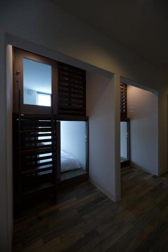 Zimmer mit einem großen Fenster mit einem Bett. in der Unterkunft HOTEL BOTH - Vacation STAY 90911v in Shari