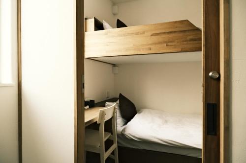 ein kleines Schlafzimmer mit einem Etagenbett und einer Leiter in der Unterkunft HOTEL BOTH - Vacation STAY 90935v in Shari