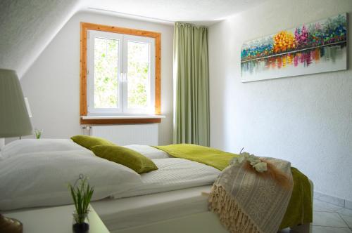 Ένα ή περισσότερα κρεβάτια σε δωμάτιο στο Wellness mitten in der Wasserfallstadt Triberg