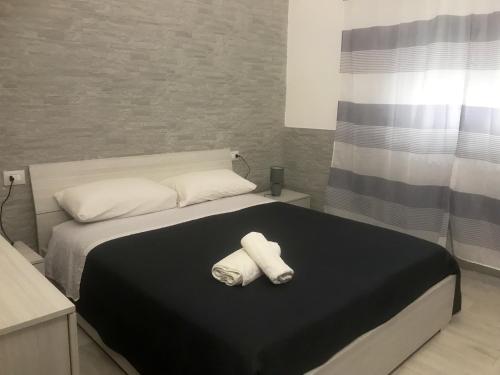 een slaapkamer met een bed met twee handdoeken erop bij One bedroom house with sea view enclosed garden and wifi at Ribera 5 km away from the beach in Ribera