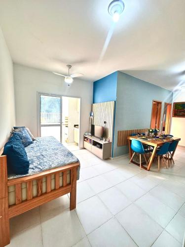 1 dormitorio con 1 cama y 1 mesa con sillas en Apto. novo, todo equipado, 330m da praia en Ubatuba