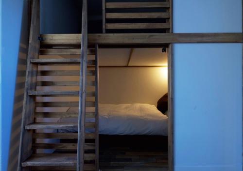 - un escalier menant à un lit superposé dans une chambre dans l'établissement HOTEL BOTH - Vacation STAY 92324v, à Shari