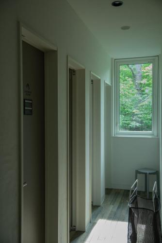 un pasillo vacío con una ventana en un edificio en HOTEL BOTH - Vacation STAY 92324v, en Shari