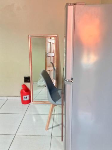 Pretoria的住宿－Queen Light，冰箱旁的椅子