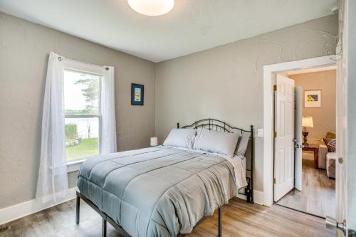 1 dormitorio con cama y ventana en Lakefront Mound Getaway Near Snowmobiling Trails!, en Mound