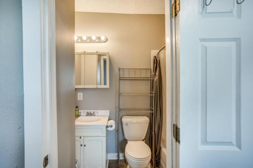 La petite salle de bains est pourvue de toilettes et d'un lavabo. dans l'établissement Lakefront Mound Getaway Near Snowmobiling Trails!, à Mound