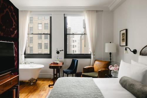 Ein Bett oder Betten in einem Zimmer der Unterkunft The Ned NoMad